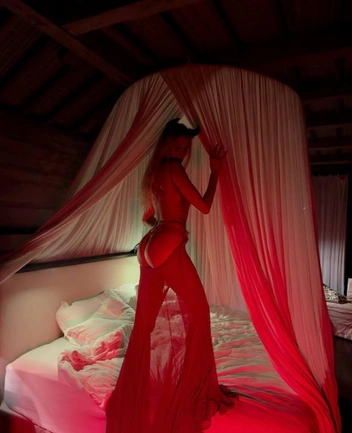 Почти в 40 лет модели удается сохранять отличную фигуру