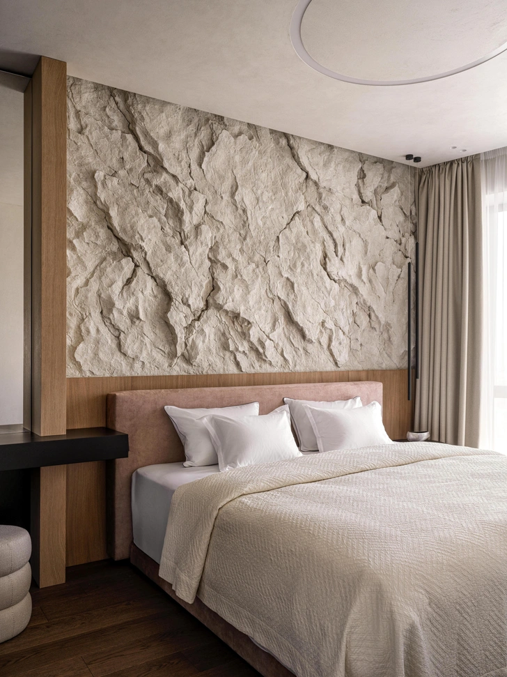 Декоративная скала за изголовьем, студия «Семь чудес света». Текстиль, Togas. | Источник: Сергей Красюк. Стиль: Екатерина Наумова