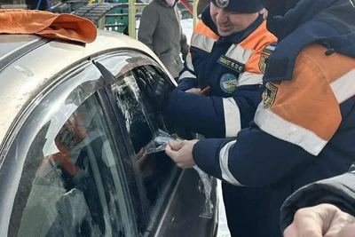В Уфе спасатели освободили ребенка из запертого авто
