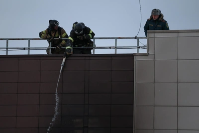 Крупный пожар вспыхнул в уфимской новостройке на седьмом этаже