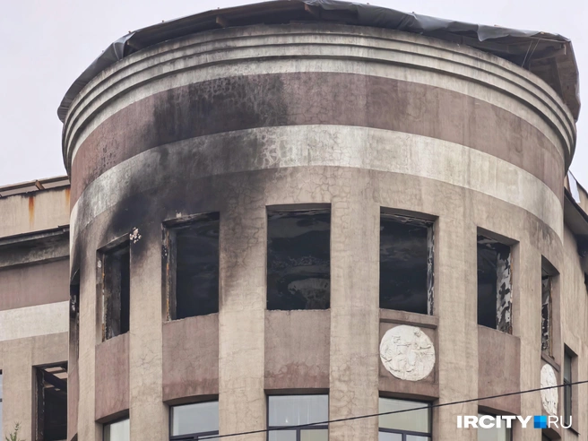 Сквозь оконные рамы сейчас можно разглядеть лепнину прямо по центру помощения в круглой части здания | Источник: Алёна Кашпарова / «ИрСити»