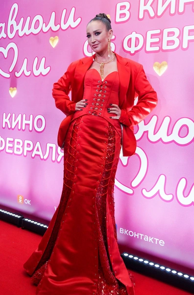 Сменила три образа за вечер, а Дмитрий Дибров признался ей в любви: как прошла премьера «Равиоли Оли» с Ольгой Бузовой в главной роли | Источник: соцсети