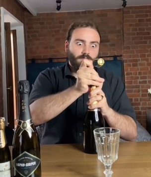 В Сети стало вирусным видео, как француз дегустирует «Советское шампанское»