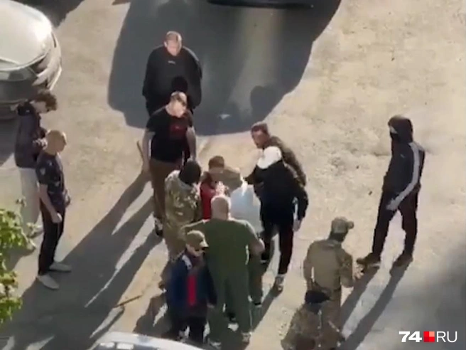 Разборки двух компаний развернулись в тихом дворе в Ленинском районе на глазах у жителей | Источник: читатель 74.RU