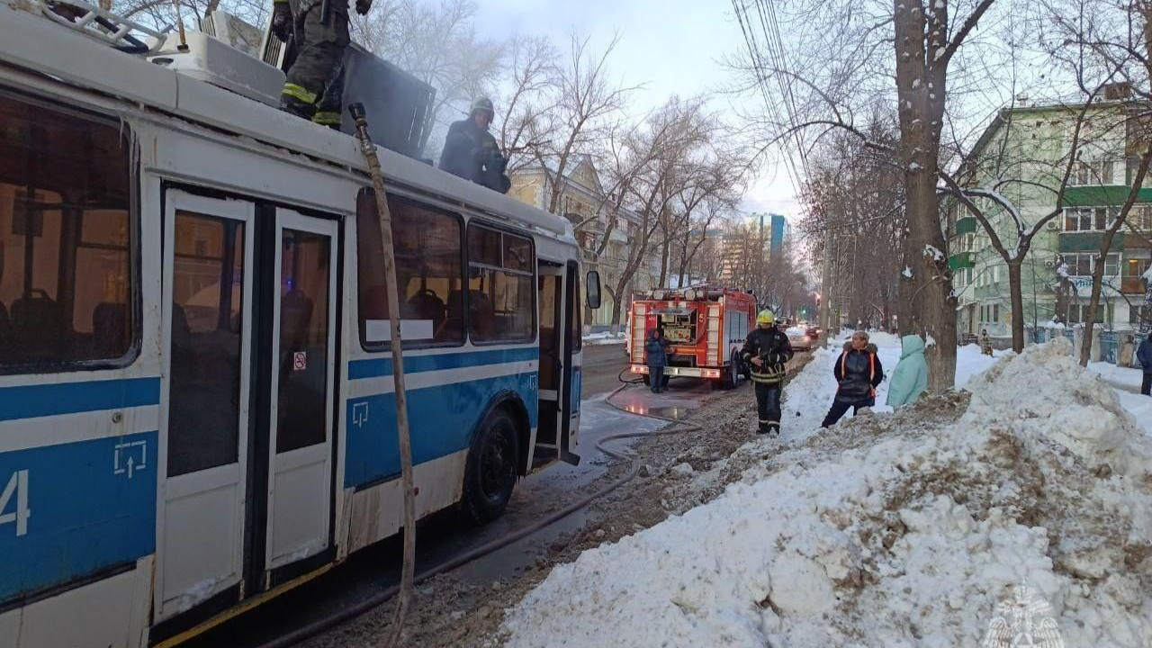 В Самаре пожарные оседлали горящий троллейбус