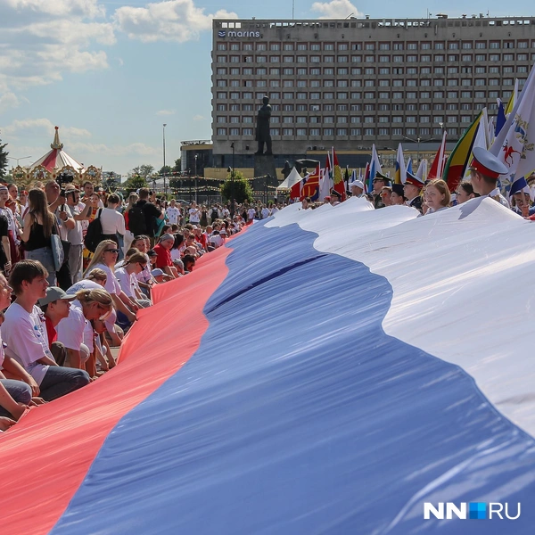 Традиционно на празднике развернули огромный триколор | Источник: Наталья Бурухина / NN.RU