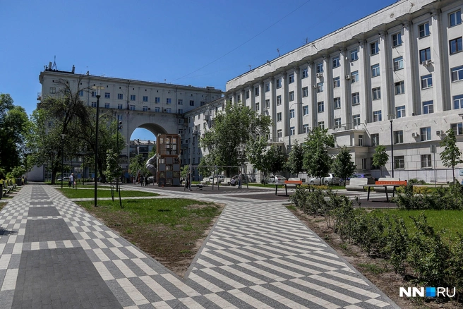 Общая протяженность Серобусыгинского дома составляет километр, потому здание признали одним из самых длинных в России | Источник: Наталья Бурухина / NN.RU