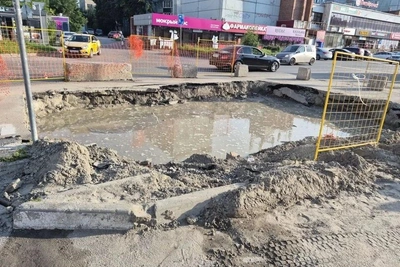 Яму после ремонта теплосети затопило в Новосибирске