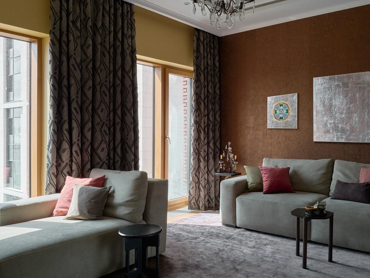 Ковер, Kover.ru. Обои, York. Диваны, Mobel&Zeit. Шторы из ткани Aldo Tesutti. Жирандоль, антиквариат. | Источник: Ник Руденко. Стиль: Людмила Кришталева, Елена Середа 