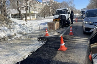 АКС восстанавливают дороги в Благовещенске холодным асфальтом
