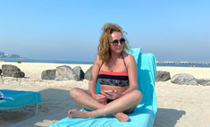 55-летняя Татьяна Лютаева демонстрирует на пляже подтянутое тело и свое «любовное» тату