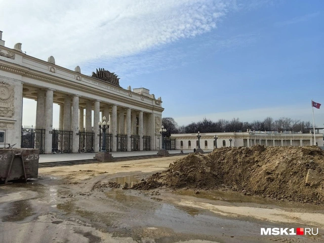 Также в парке убирают каток | Источник: Дмитрий Бондарев / MSK1.RU