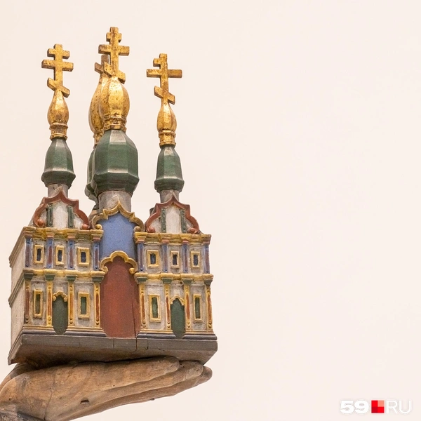 Неизвестный резчик 18-го века отнесся с вниманием к каждой детали: оцените храм на ладони Николая Чудотворца  | Источник: Василина Любимова / 59.RU