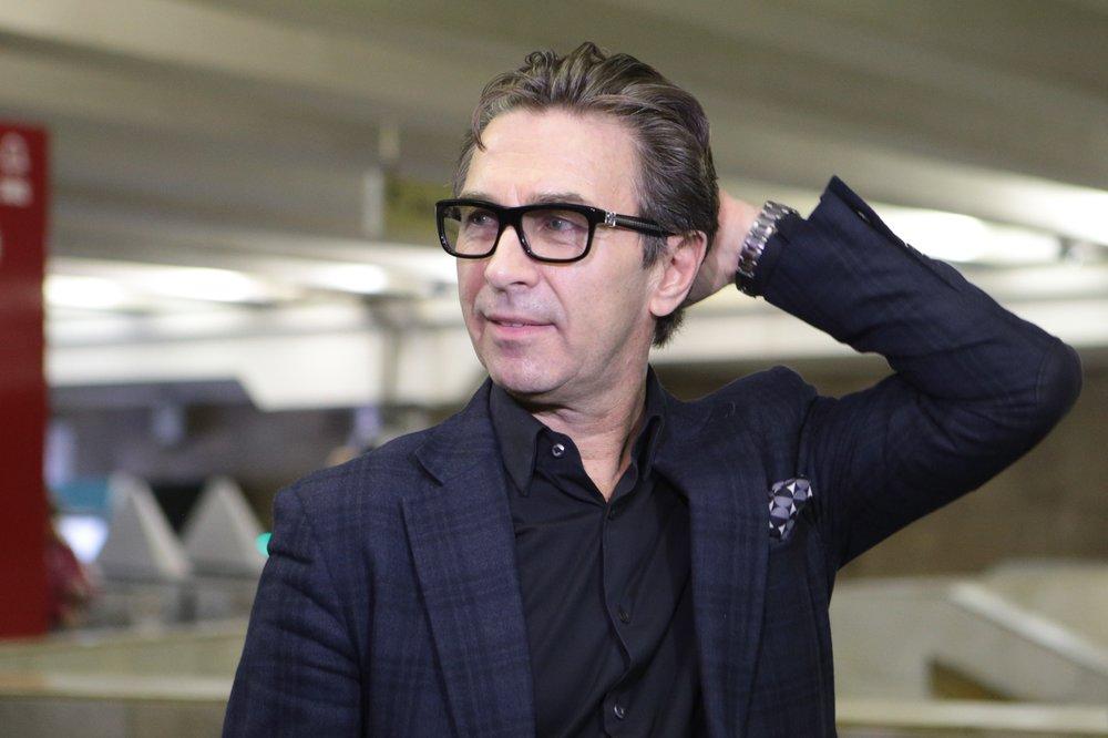 «Молодежь постреливала на наших представлениях из оружия». Валерий Сюткин — о гастролях в 90-е, воссоединении с «Браво» и 5-летнем сыне