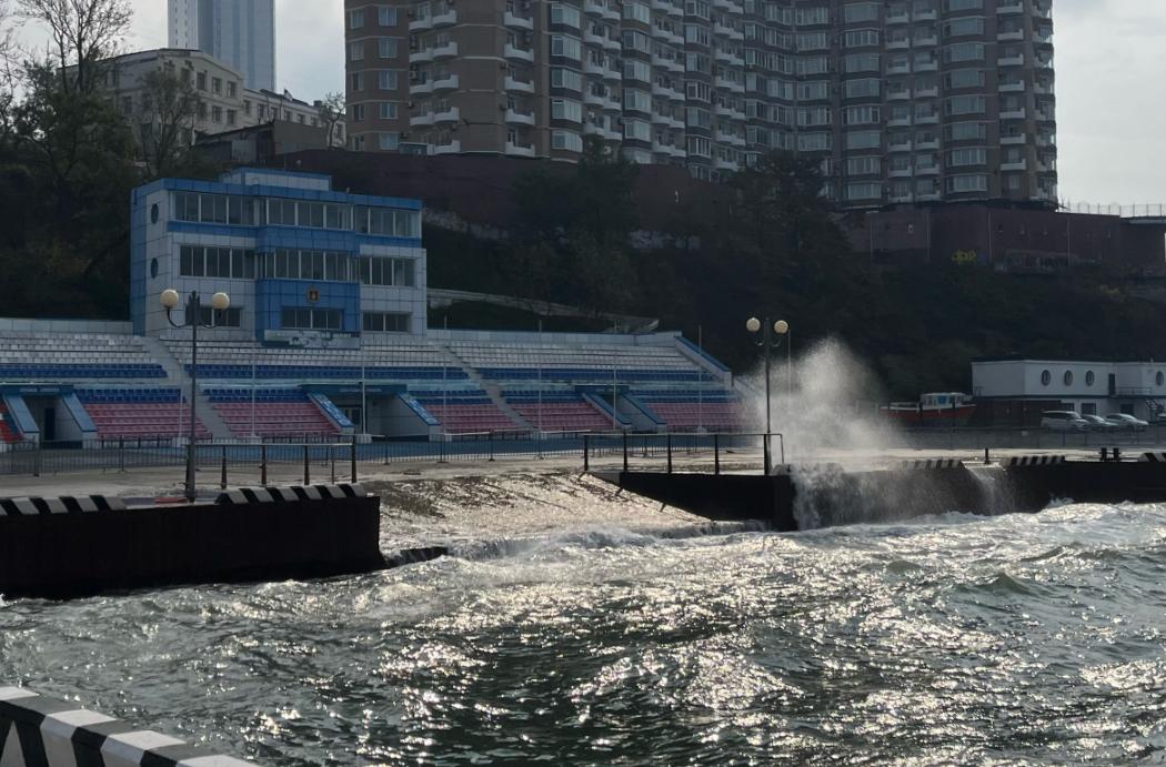 Водная станция ТОФ в 1972 году и наши дни | Источник: Елена Буйвол / VLADIVOSTOK1.RU