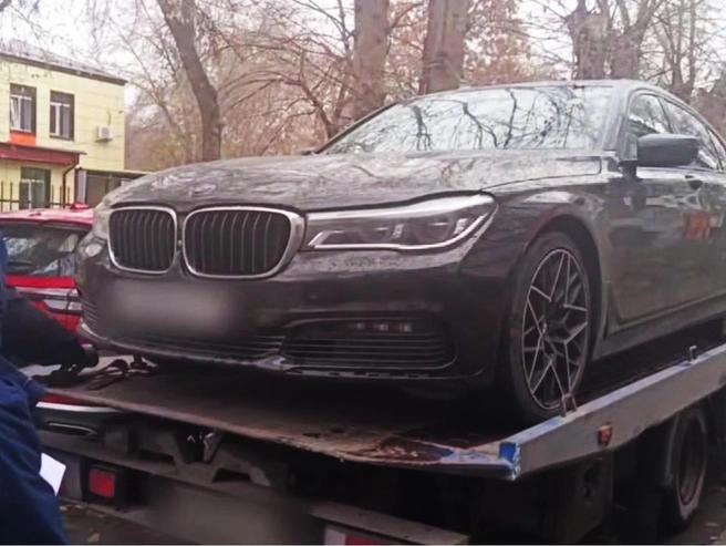 У обвиняемых изъяли деньги и вещи, в том числе две машины премиум-класса | Источник: su_skr74 / t.me