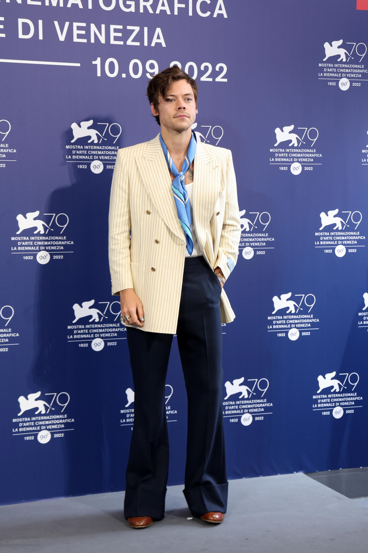 Самый стильный в Венеции: Гарри Стайлс в брюках клеш и полосатом жакете Gucci