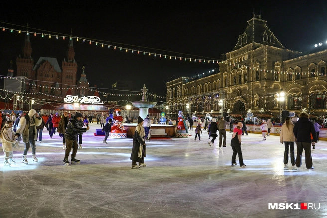 И в наше время рядом с ГУМом всегда много людей | Источник: Артем Устюжанин / MSK1.RU