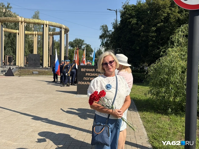 Елена Каретникова возлагает цветы каждый год | Источник: Дарья Ходосевич / YA62.RU