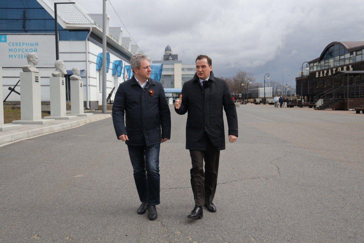 Набережную в Архангельске продолжат благоустраивать: Морев и Цыбульский прогулялись и обсудили планы