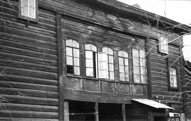 А вот со стороны двора фасад обшивать не стали. Даже тогда было видно, из каких крепких бревен был сложен дом | Источник: pastvu.com / автор неизвестен