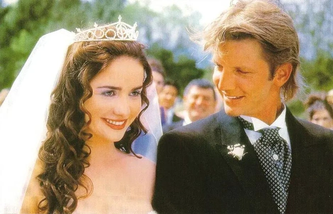 После счастливого финала актеры вернулись в реальность, которая оказалась совсем не такой дружелюбной и предсказуемой | Источник: кадр из сериала «Дикий ангел» (18+), реж. Эрнан Абраамсон, Гаита Арагона, Виктор Стелья, студии Telefe, 1999 год