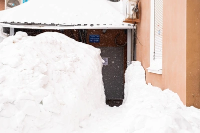 Подъезд на Компросе завален снегом: жильцы прорыли лаз