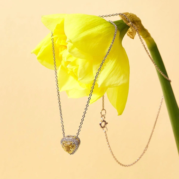 Подвеска Mousson AtelierАккуратная подвеска с желтым сапфиром в форме сердца — тонкий способ сказать о чувствах, деликатный акцент, который одинаково уместен и в повседневном, и в праздничном образе. С 8 февраля по 8 марта Mousson Atelier берет на себя весь «сервис заботы»: любое украшение, купленное как подарок в салонах бренда или на официальном сайте, сразу выдают в готовом подарочном комплекте с весенней открыткой и изысканными конфетами, чтобы у мужчин оставалось больше времени на главное.