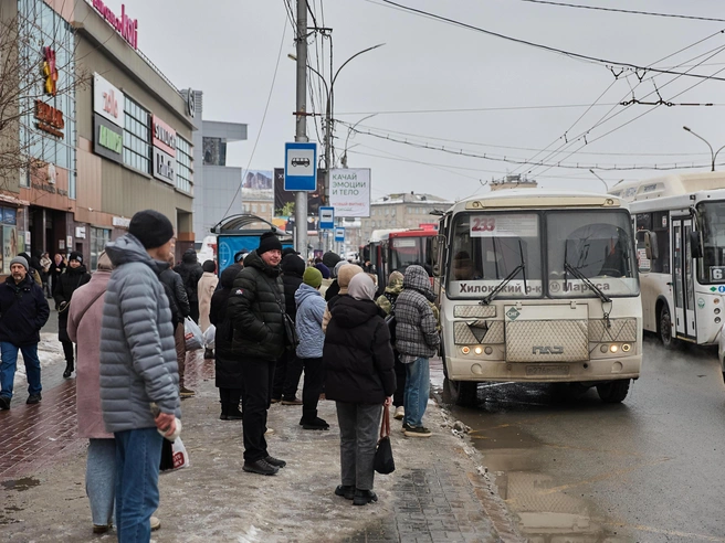 Пробка, образовавшаяся на площади Маркса в пятницу вечером, создала дополнительные трудности для пассажиров общественного транспорта. | Источник: Александр Ощепков / NGS.RU