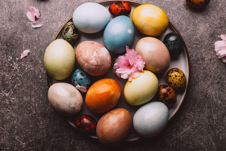 Космические искры и шелковые узоры: 8 простых и эффектных способов покрасить яйца на Пасху