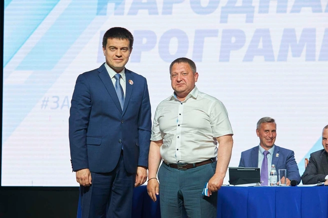 Справа — депутат ЗС Сергей Горбунов | Источник: Сергей Горбунов / Vk.ru