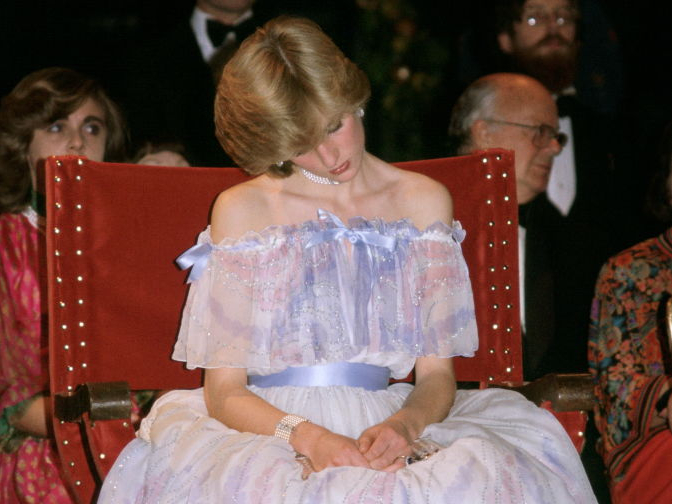 10 платьев принцессы Дианы, которые вошли в историю моды и изменили ее