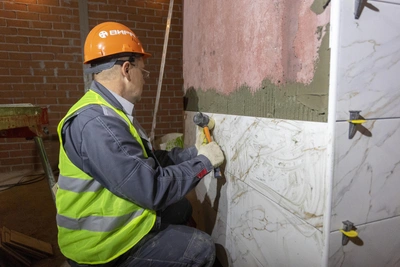 Плиточникам в Приморье предлагают 135 360 рублей