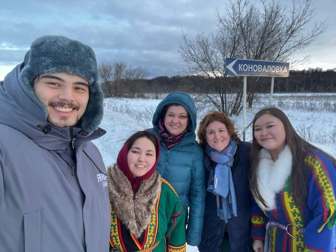 — Всегда с удовольствием приезжаю в Самару и область. В прошлом декабре мы привезли студентов школы межэтнической журналистики в Борский район. Там в Коноваловке центр национальной культуры «Мордовская изба». Ну и местное население — мордва, чуваши, татары, русские — к своим национальным нарядам все привычные. А вот когда наши студентки-неночки из Коми, с Ямала, Таймыра гуляли там в своей традиционной одежде, полсела на заборах висело. Это было очень забавно, — вспоминает Маргарита Лянге. | Источник: Национальный акцент / T.me