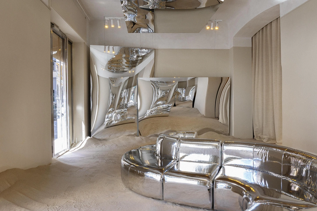 Миланская неделя дизайна 2025: инсталляция Specular Oasis | mcmaison.ru