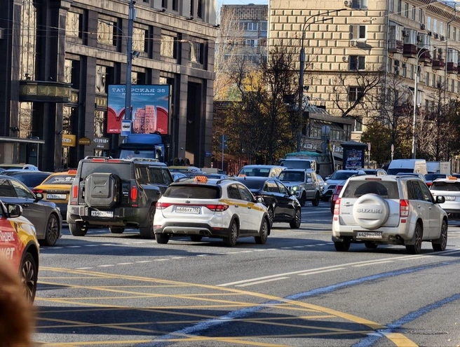 Москвичи застряли в пробке | Источник: Дмитрий Бондарев / MSK1.RU