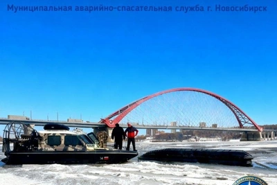 На Оби перевернулась аэролодка, трое в опасности