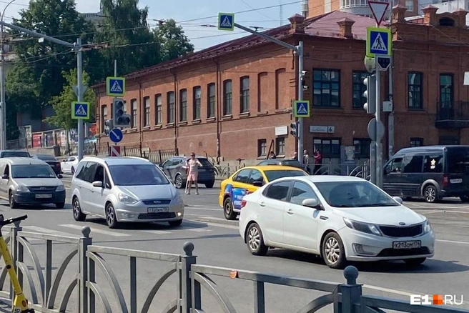 Народный регулировщик (в центре кадра) регулировал движение до приезда автоинспекторов | Источник: читатель E1.RU