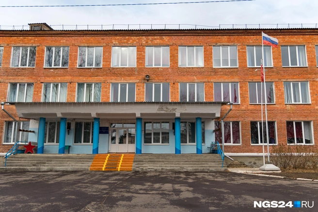 Центральный вход в школу | Источник: Мария Ленц / NGS24.RU