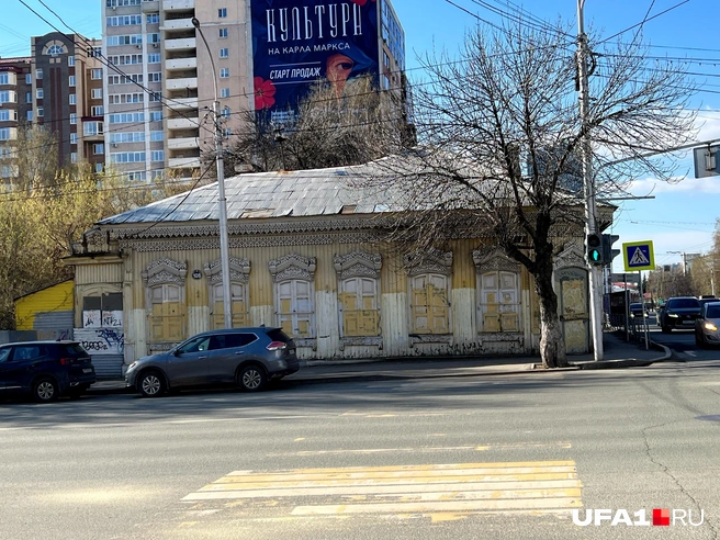Дом стоит на углу двух центральных улиц | Источник: Андрей Бирюков / UFA1.RU