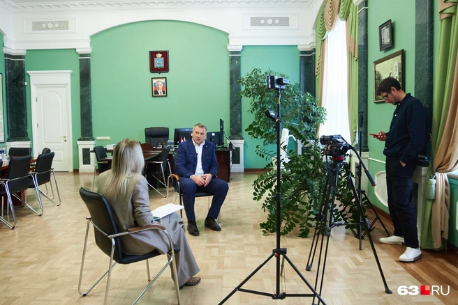 — Уже побывали «На Дне» и пробовали местное пиво?— «На Дне» был. Пиво, конечно, пробовал. Как это — быть на родине знаменитого «Жигулевского» и не попробовать его? Да меня просто друзья не поймут! | Источник: Роман Данилкин / 63.RU