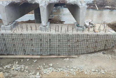 Ремонтные работы на мосту через реку Новосёлку продолжаются