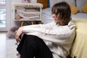 «До сих пор помню, как бежала за машиной и плакала»: в Сети обсудили поступки родителей, которые невозможно понять