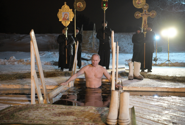 Владимир Путин окунулся в прорубь на Крещение