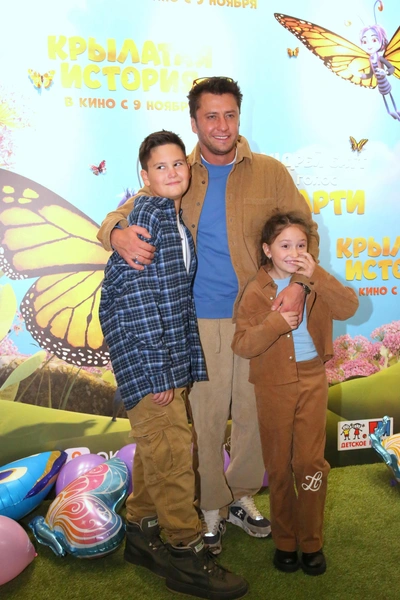 Павел Прилучный с сыном и дочерью