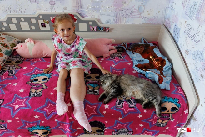 А это ее любимица&nbsp;— кошка, с которой они проводят много времени. Животное даже спит на кровати Евы | Источник: Ирина Шарова / 72.RU 