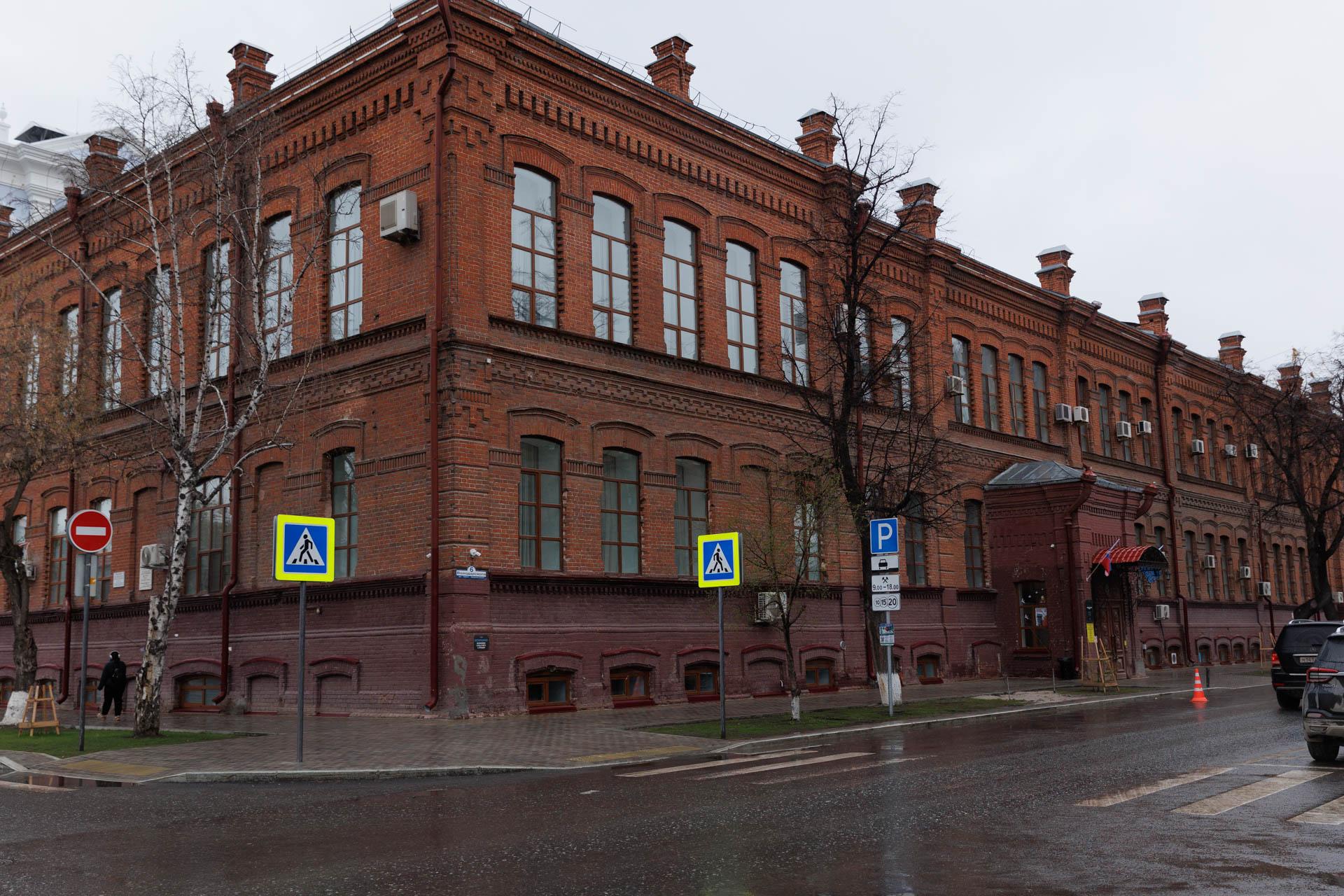 Строили всем купечеством. Как в Тюмени появилось знаменитое «красное здание» и что с ним сейчас