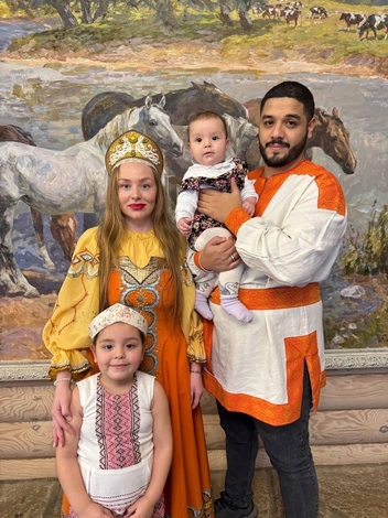 Сестра Мальвины с супругом-египтянином и их дети тоже были в русских народных костюмах | Источник: личный архив Мальвины Жижилевой