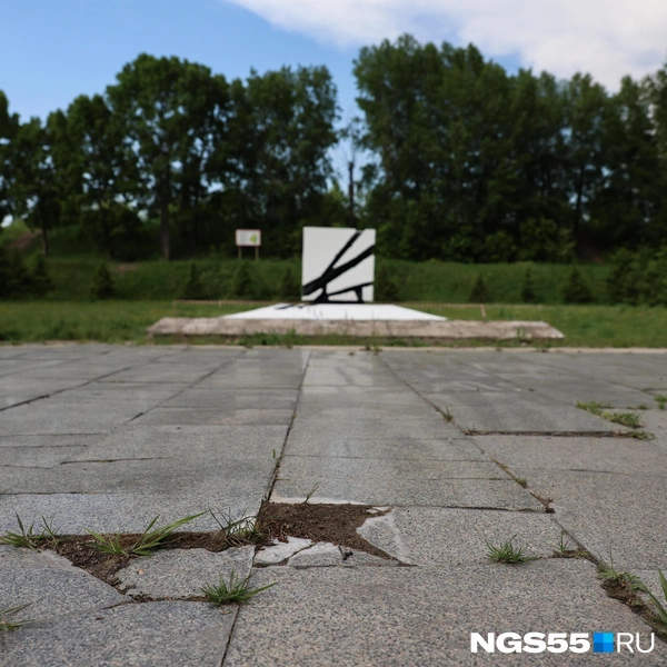 Плиты находятся в плачевном состоянии | Источник: Евгений Софийчук / NGS55.RU