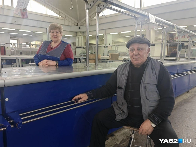 Наталья Николаевна и Ибрагим Кулиев были рады поговорить о цветущем прошлом рынка | Источник: Кристина Мельникова / YA62.RU